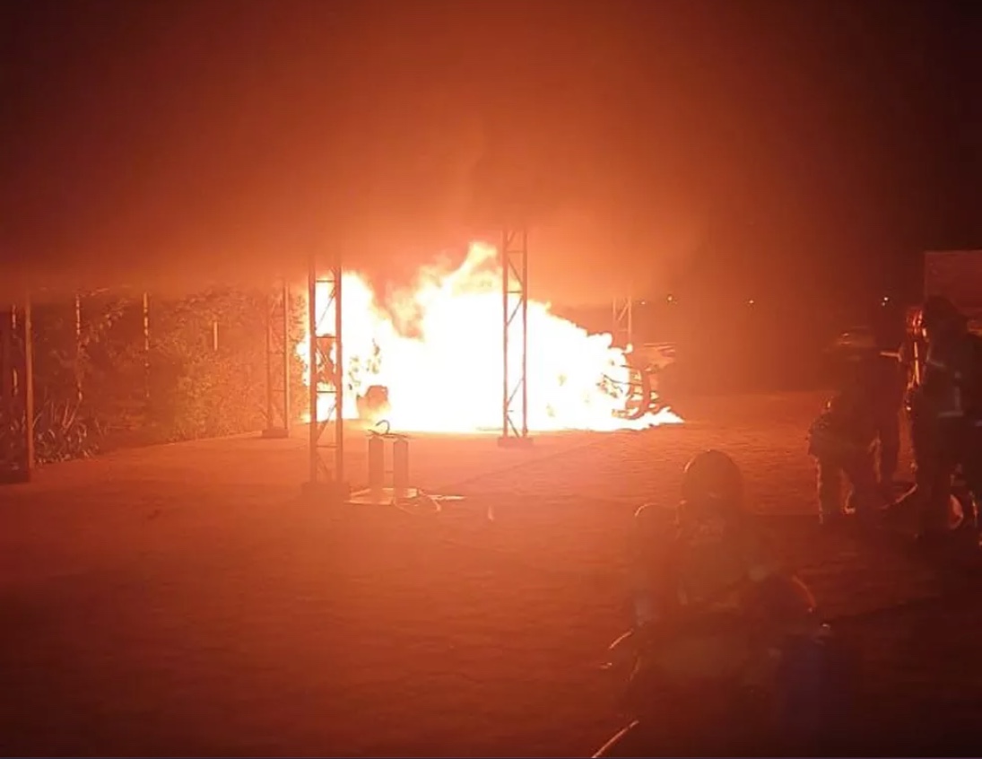 Caminhonete incendiada no p&aacute;tio do Ibama / Foto: Divulga&ccedil;&atilde;o / bombeiros