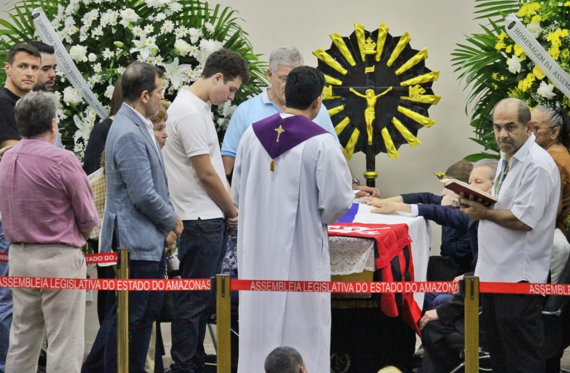 Padre aben&ccedil;oando Arthur Bisneto - Foto: Jander Lobato/Portal do Holanda 