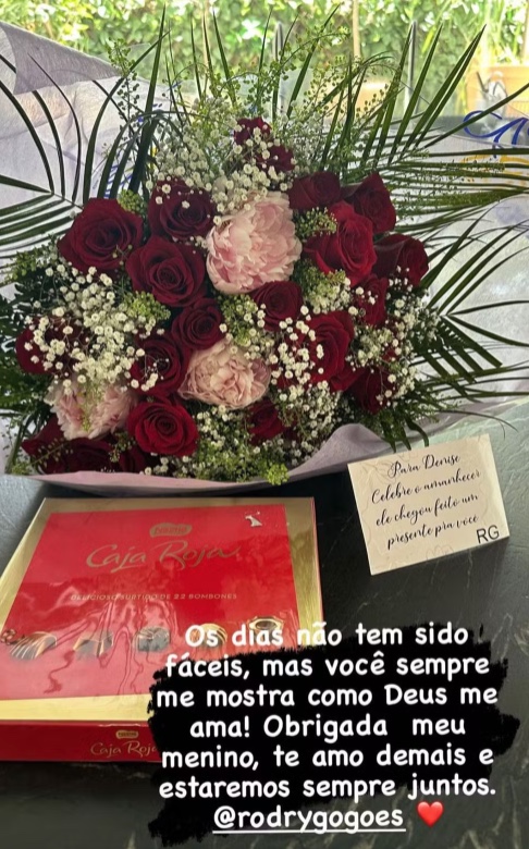Buqu&ecirc; enviado por Rodrygo &agrave; sua m&atilde;e &eacute; igual ao mandado &agrave; modelo. 