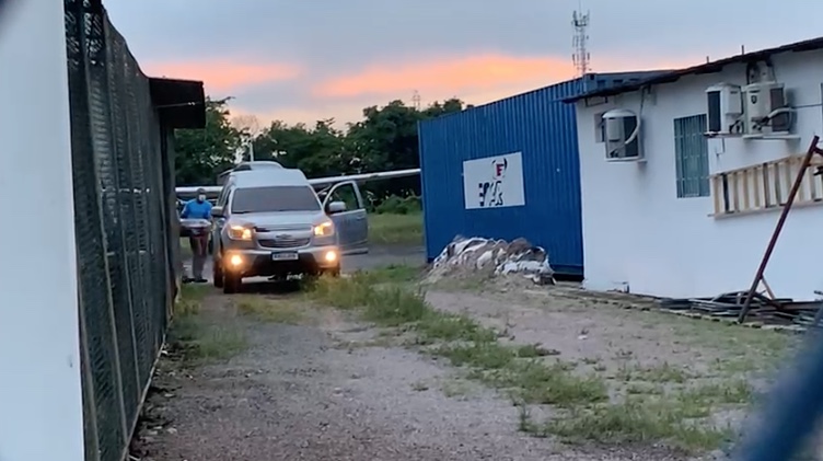 Corpo de v&iacute;tima chegou nesta quinta em Manaus / Foto: Caio Guarlotte / Portal do Holanda