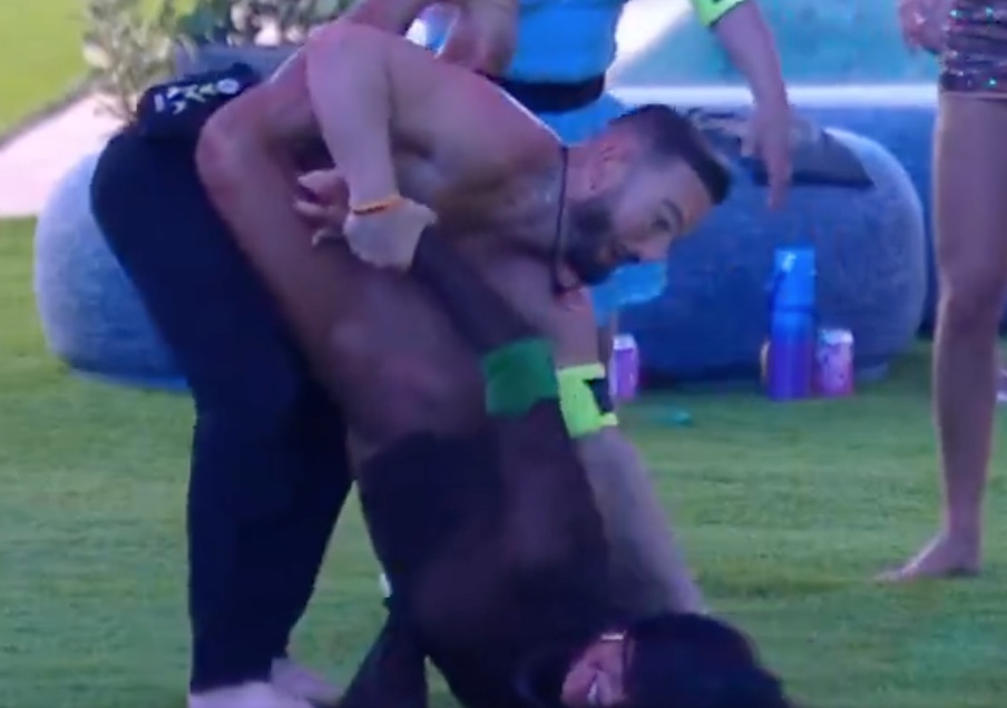 Gra n&atilde;o se importou com a queda, e deu risada enquanto Hypolito se desequilibrava.