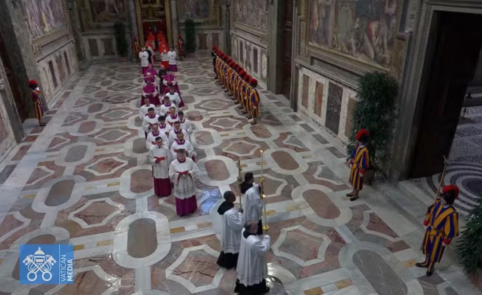 Prociss&atilde;o da Capela Paulina at&eacute; a Capela Sistina &mdash; Foto: Vatican Media/Divulga&ccedil;&atilde;o