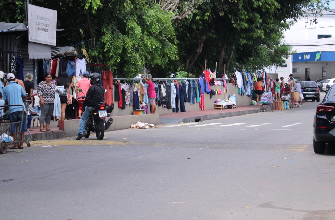 Com&eacute;rcio informal movimenta a rua Beira Mar, no bairro Coroado 2, em Manaus - Foto: Ronaldo Siqueira / Portal do Holanda