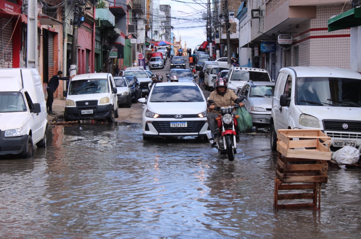 Carros, motos e pedestres competem entre si pela cal&ccedil;ada - Foto: Ronaldo Siqueira / Portal do Holanda