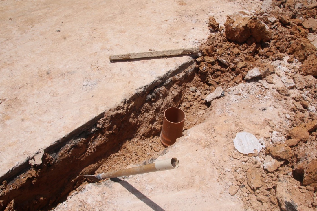 Asfalto novo &eacute; comprometido por obras da &Aacute;guas de Manaus na comunidade Francisca Mendes - Foto: Jander Robson/Portal do Holanda