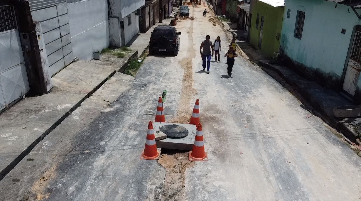 Obras deixam buracos e poeira em comunidade - Foto: Jander Robson/Portal do Holanda