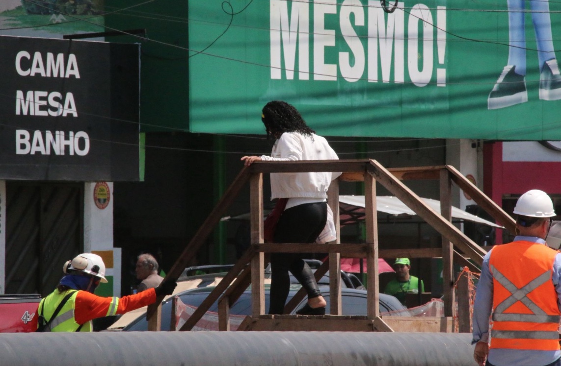 Ponte improvisada pela empresa para travessia de pedestres - Foto: Jander Robson/Portal do Holanda