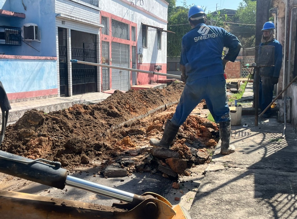 Buracos, lama e preju&iacute;zo: obras da &Aacute;guas de Manaus revoltam moradores do Japiim - Foto: Jander Robson/Portal do Holanda