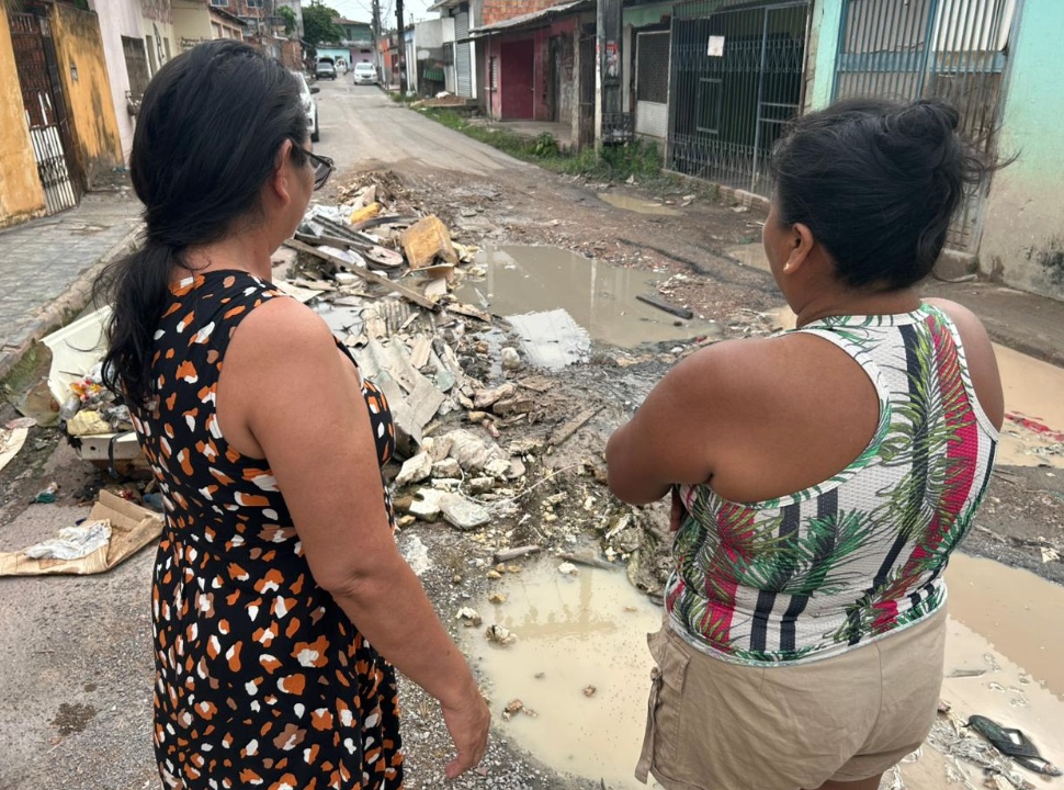 Dona Anaid Costa e dona Cl&eacute;ia Costa, ambas moram na rua - Foto: Jander Robson/Portal do Holanda