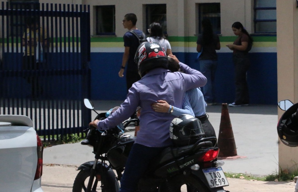 Pai deixando a filha no local de prova - Foto: Jander Robson/Portal do Holanda