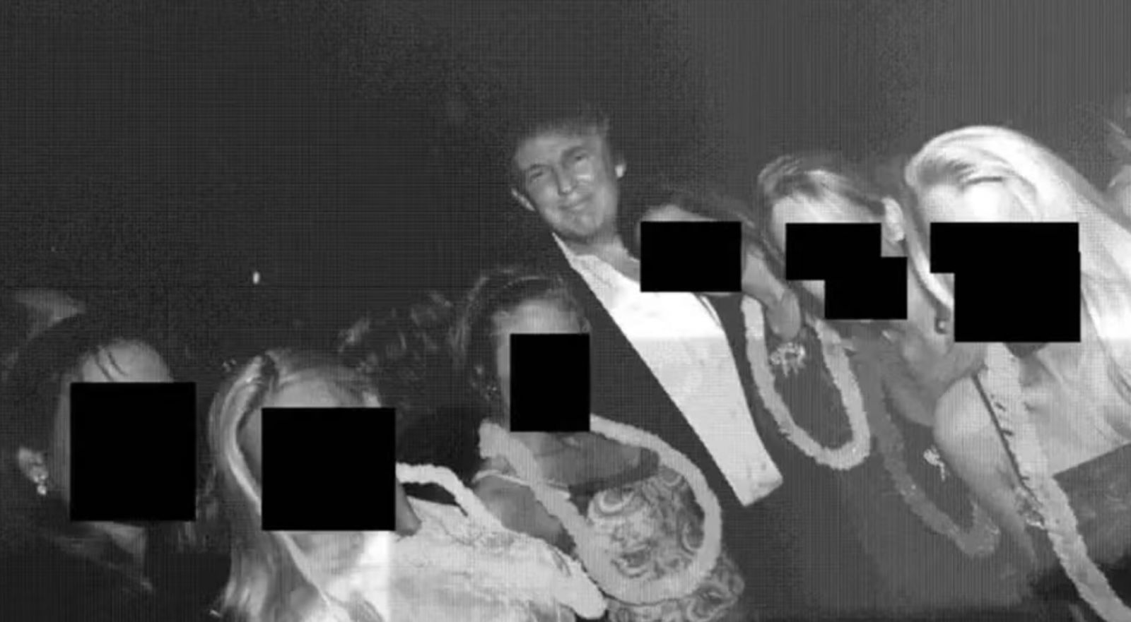 Donald Trump cercado por mulheres em foto do acervo de Epstein &mdash; Foto: Comiss&atilde;o de Supervis&atilde;o da C&acirc;mara / Divulga&ccedil;&atilde;o