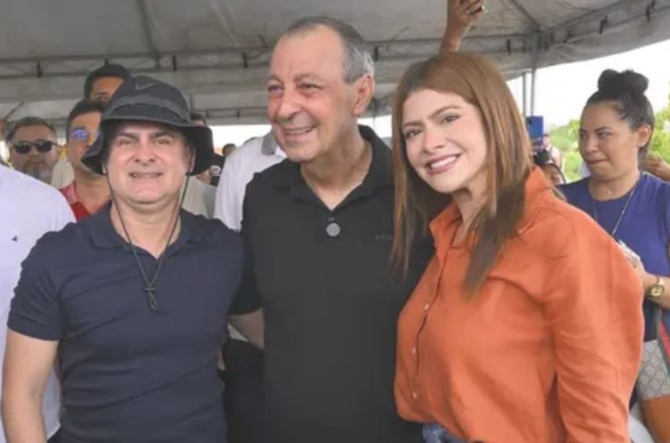 David Almeida com Omar Aziz e a filha Aryel Almeida - Foto: Divulga&ccedil;&atilde;o/Semcom