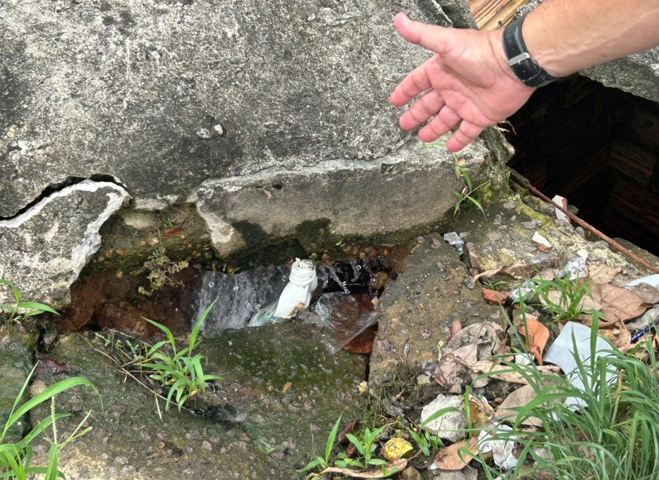 Vazamento de &aacute;gua na Rua Ajuricaba, no bairro Jardim dos Bar&eacute;s, zona oeste de Manaus - Foto: Jander Robson/Portal do Holanda