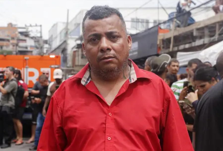 Fernando Argivaes, agente funer&aacute;rio da Vila Cruzeiro, durante protesto de moradores contra execu&ccedil;&otilde;es na comunidade da Vila da Penha. Foto: T&acirc;nia R&ecirc;go/ Ag&ecirc;ncia Brasil