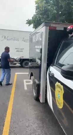 Corpo de beb&ecirc; &eacute; removido ao IML / Foto: Neto Silva / Portal do Holanda