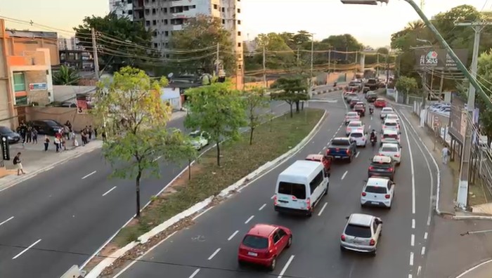 Tr&acirc;nsito lento na Avenida Efig&ecirc;nio Salles, no sentido bairro-centro/ Foto: Caio Guarlotte / Portal do Holanda