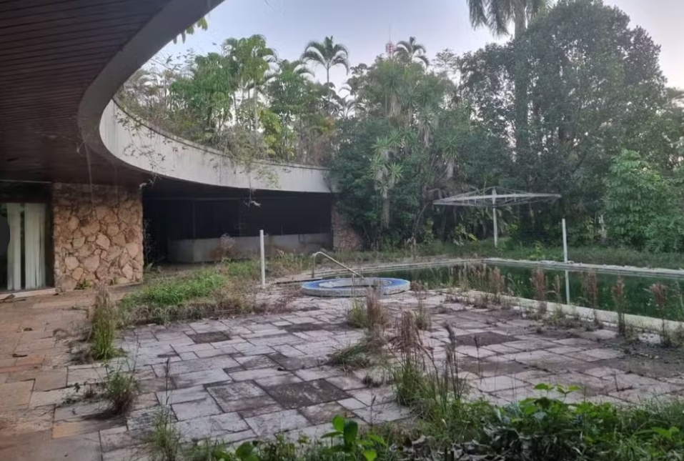 &Aacute;rea da piscina est&aacute; tomada pelo mato. Foto: Reprodu&ccedil;&atilde;o