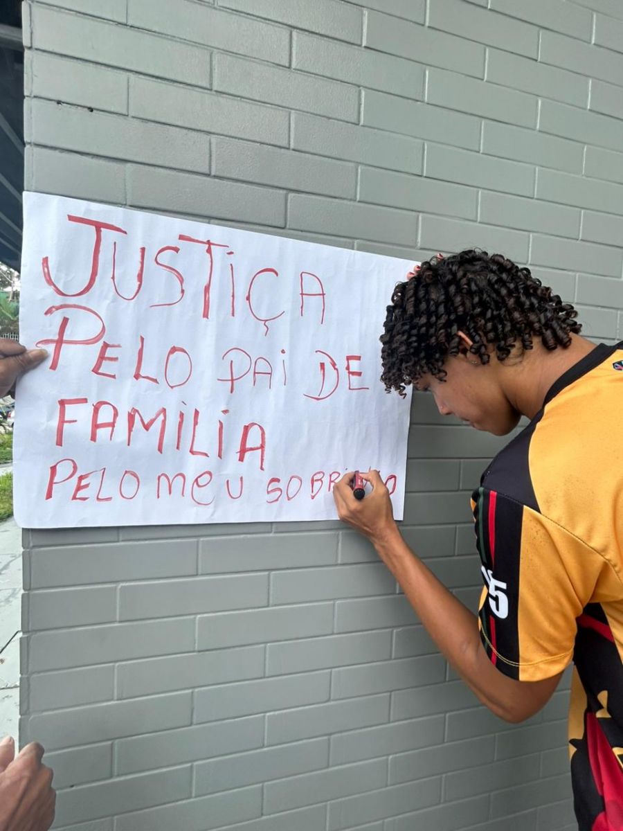 Fam&iacute;lia clama por justi&ccedil;a - Foto: Jander Robson/Portal do Holanda
