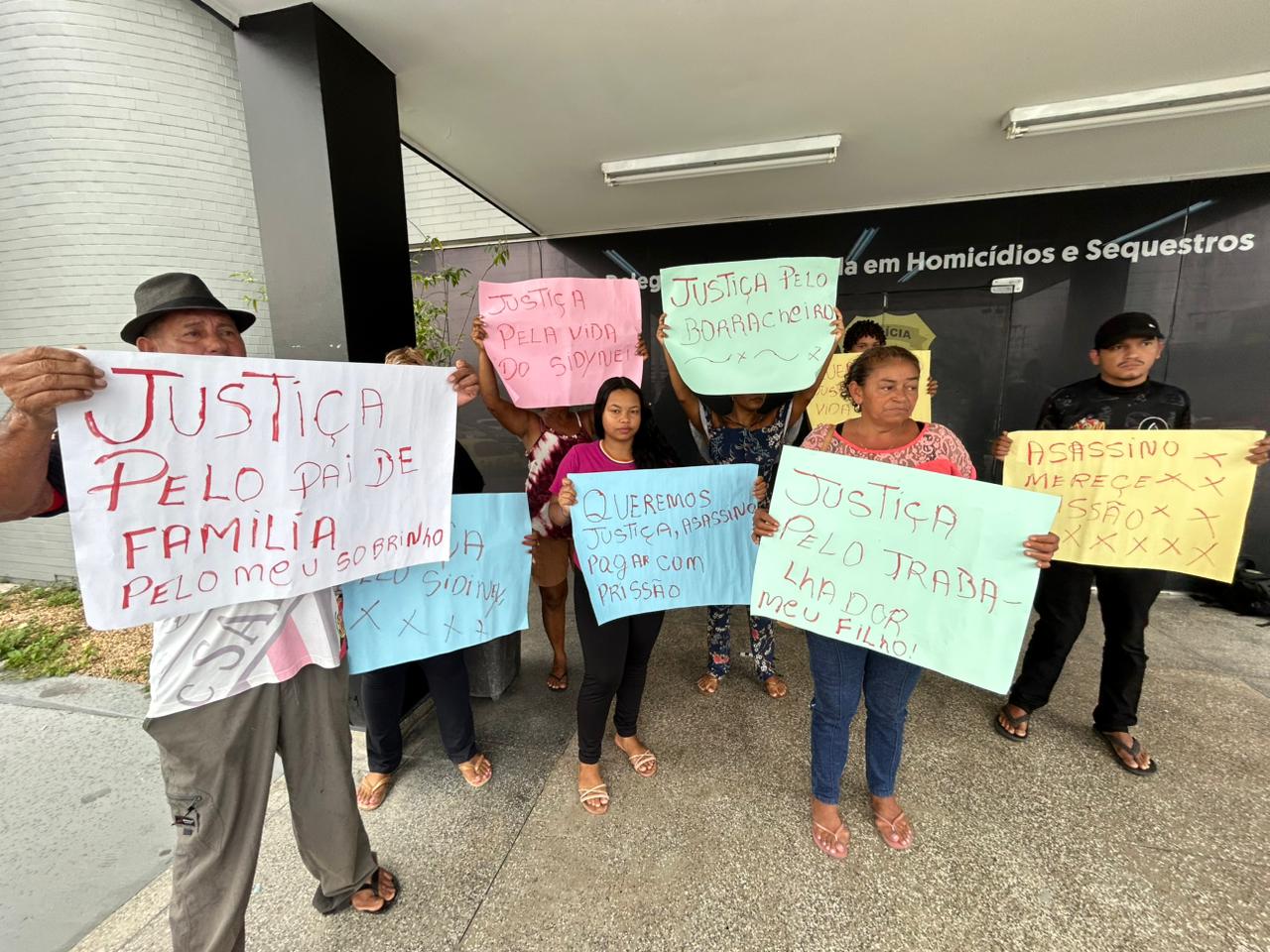 Fam&iacute;lia clama por justi&ccedil;a - Foto: Jander Robson/Portal do Holanda