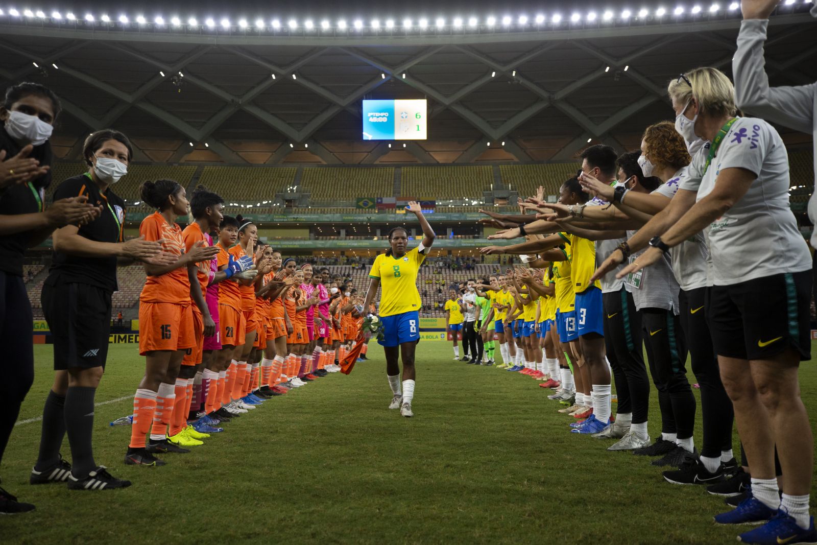 Formiga recebe aplausos durante jogo na Arena da Amaz&ocirc;nia, em Manaus; Foto: Thais Magalh&atilde;es / CBF