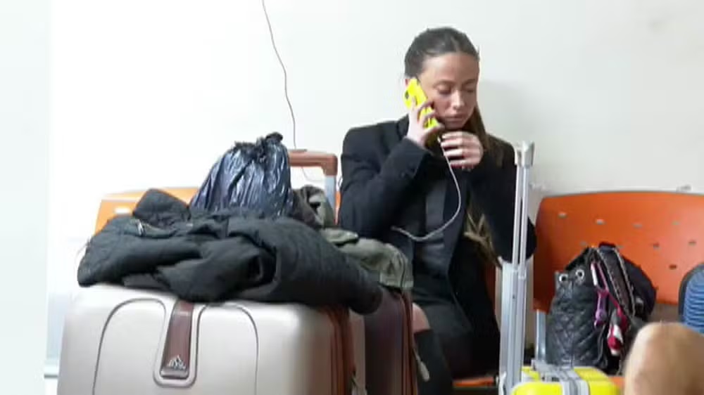 A filha de Susana, Bruna Martori, que mora com ela no McDonalds h&aacute; cerca de 7 meses, aguardando na delegacia. Foto: Reprodu&ccedil;&atilde;o/TV Globo
