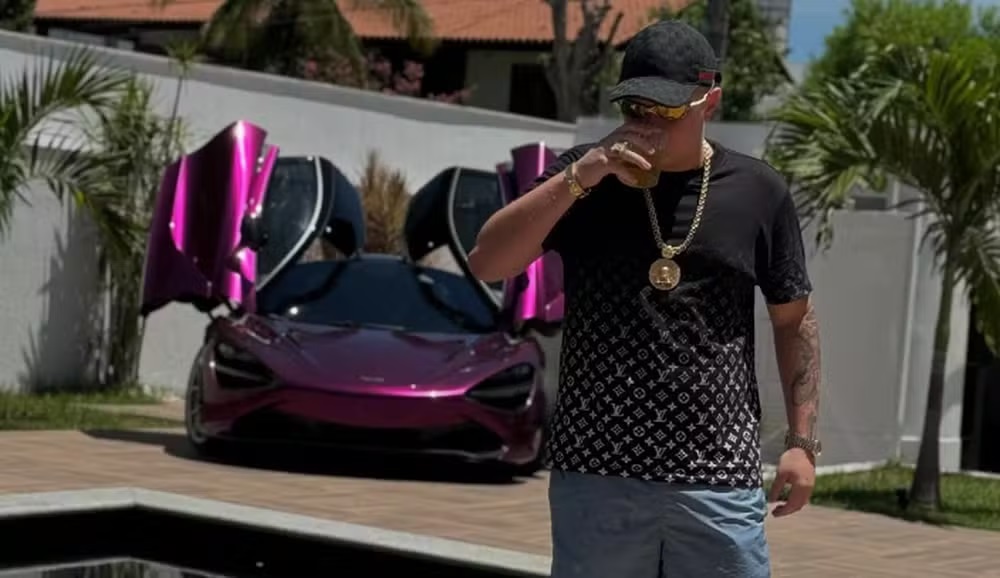 Filho de Deolane com a McLaren, que estava ainda sendo paga. 