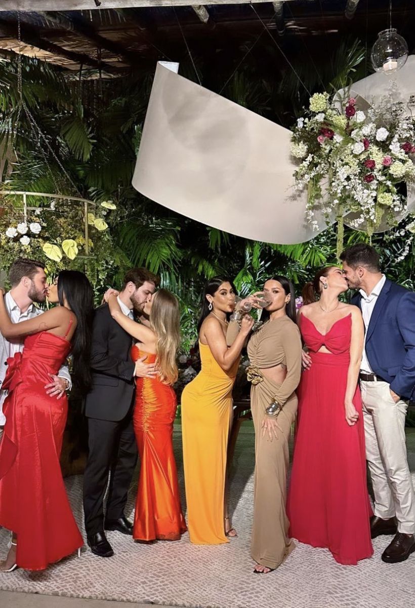 Solteiras, Juliette e Thaynara OG brincam em meio a casais. Na foto est&atilde;o Pocah, Carla Diaz e Ana Clara com os respectivos namorados. 