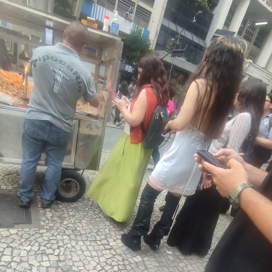 Rosal&iacute;a na fila da pipoca: Foto: X