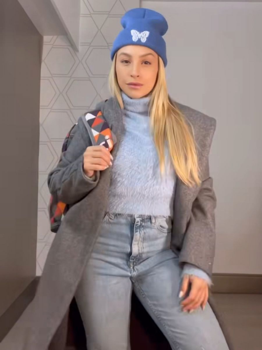 Carla postou fotos com o rosto natural, com pouca maquiagem, ap&oacute;s ser alvo de cr&iacute;ticas por suposta mudan&ccedil;a no rosto. 