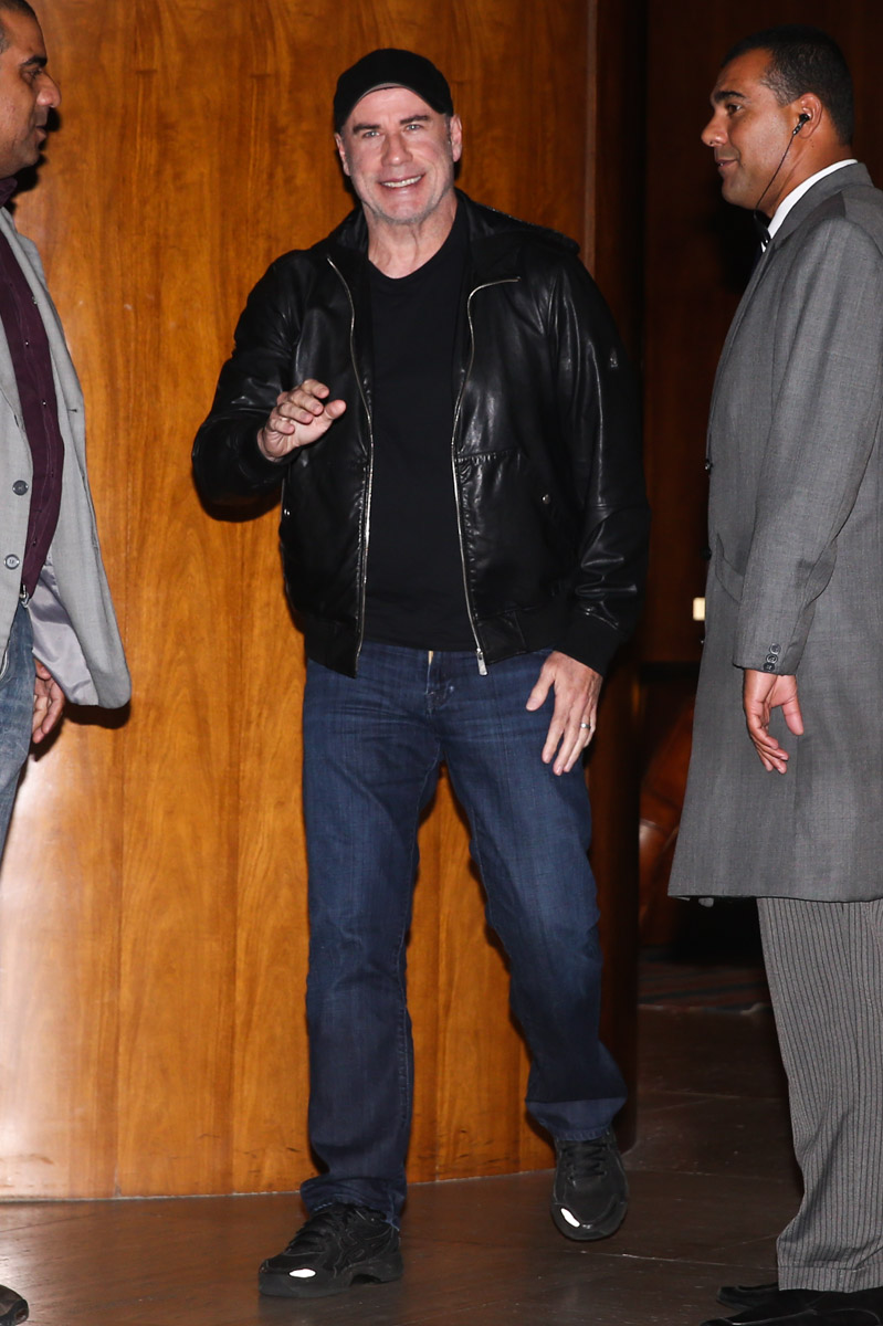 John_Travolta_atende_fãs_antes_de_deixar_o_Brasil-0764.jpg