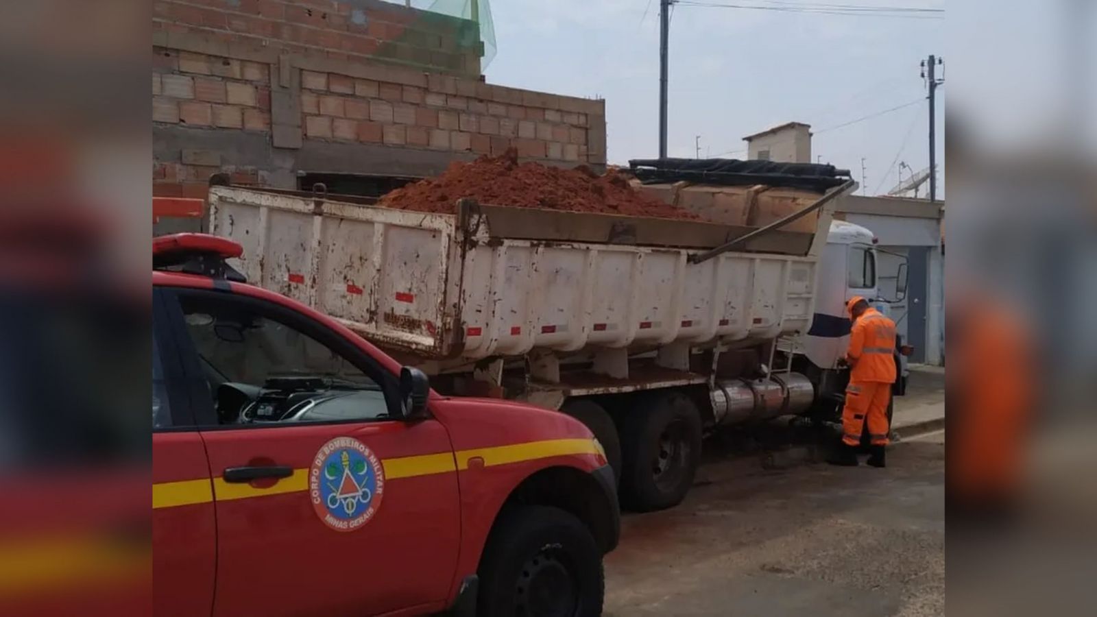 Idoso fazia manuten&ccedil;&atilde;o no caminh&atilde;o quando o ve&iacute;culo come&ccedil;ou a se mover &mdash; Foto: Corpo de Bombeiros