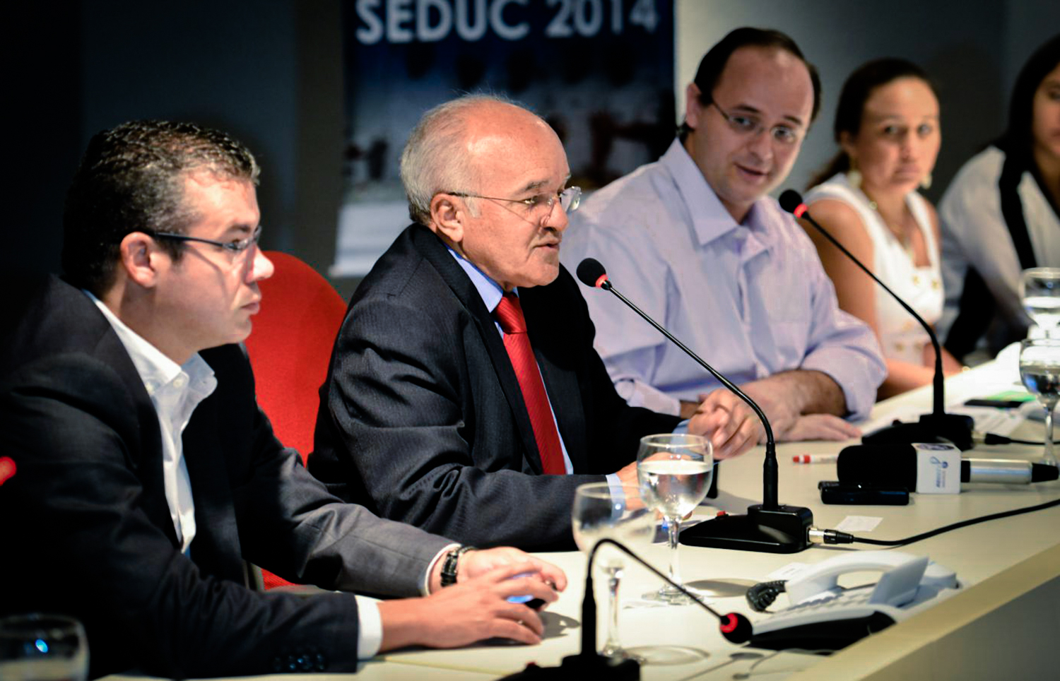 Governador José Melo anuncia escolas que atingiram metas na educação em 2014 - Portal do Holanda