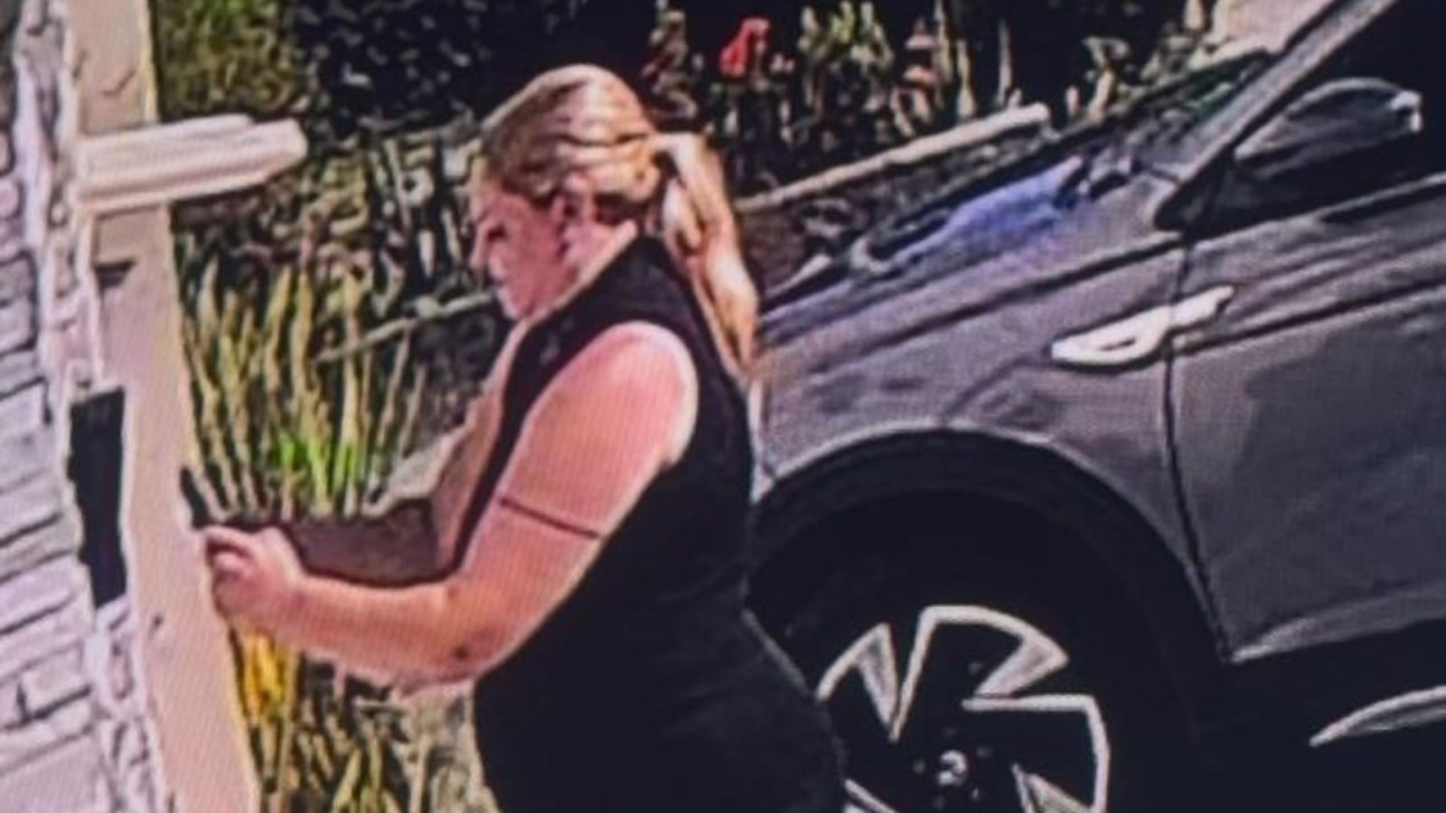 Suspeita registra port&otilde;es e se aproxima para fotografar fechadura. Moradores da Zona Sul ficaram em alerta com a movimenta&ccedil;&atilde;o.