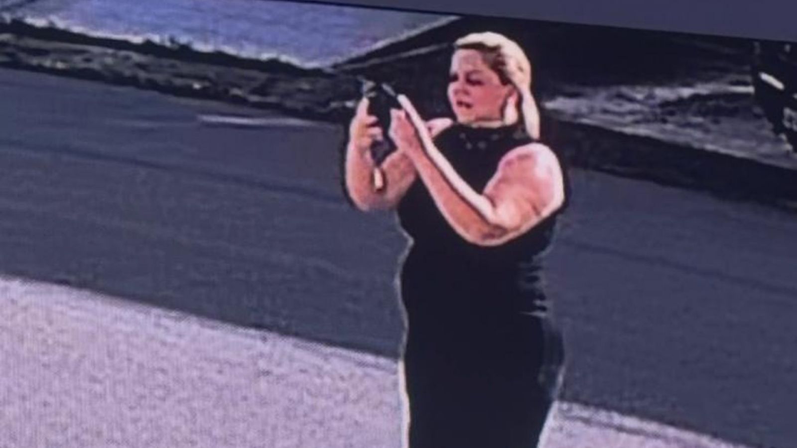 Mulher de preto fotografa casas no At&iacute;lio Andreazza. Moradores registraram a movimenta&ccedil;&atilde;o suspeita.