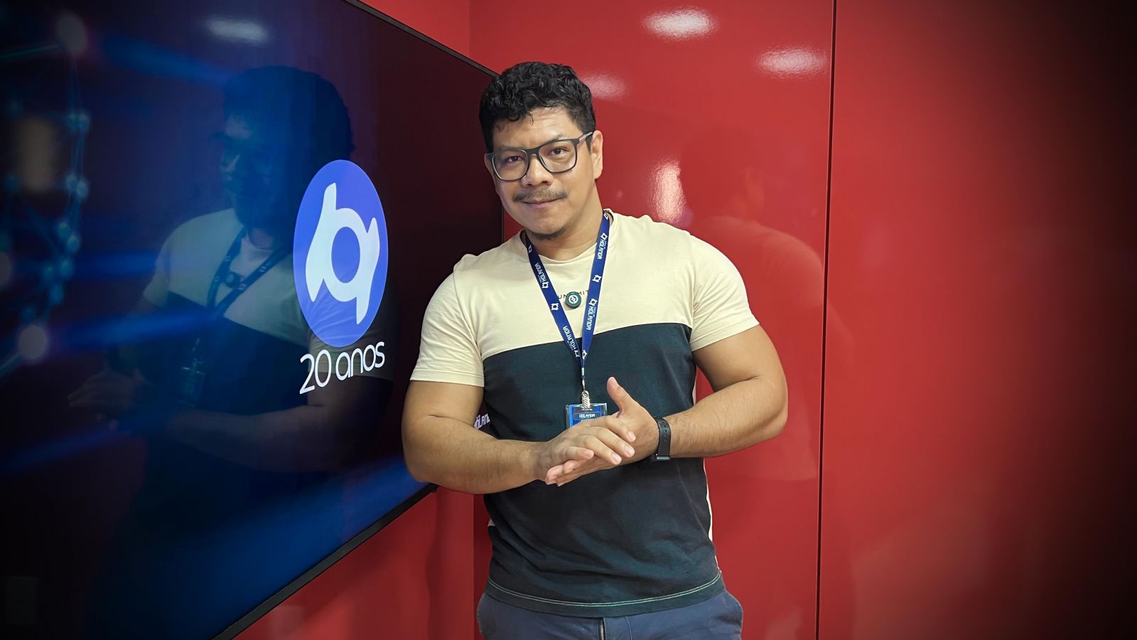 Paulo Rabelo, apresentador do Banzeiro dos Famosos, nos est&uacute;dios do Portal do Holanda. Produ&ccedil;&atilde;o: Andr&eacute; Prot&aacute;zio e Paulo Rabelo. Roteiro: Glauci Alencar.