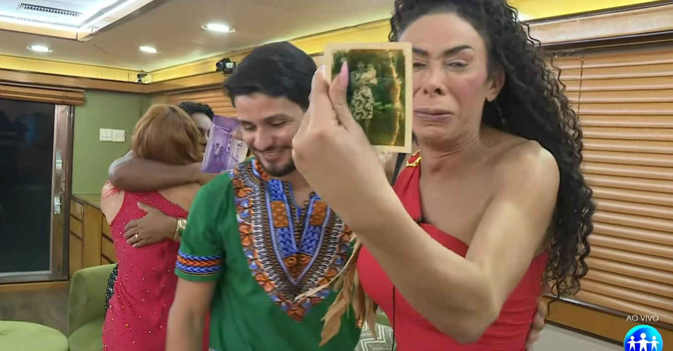 A tripulante Marimar Rios se emociona ao mostrar a fotografia de sua m&atilde;e. Reprodu&ccedil;&atilde;o A Bordo 2025 &ndash; TV A Cr&iacute;tica.