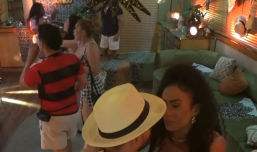 Tripulantes: Marimar tenta beijar Gabriel - Reprodu&ccedil;&atilde;o: A Bordo 2025 - Acritica