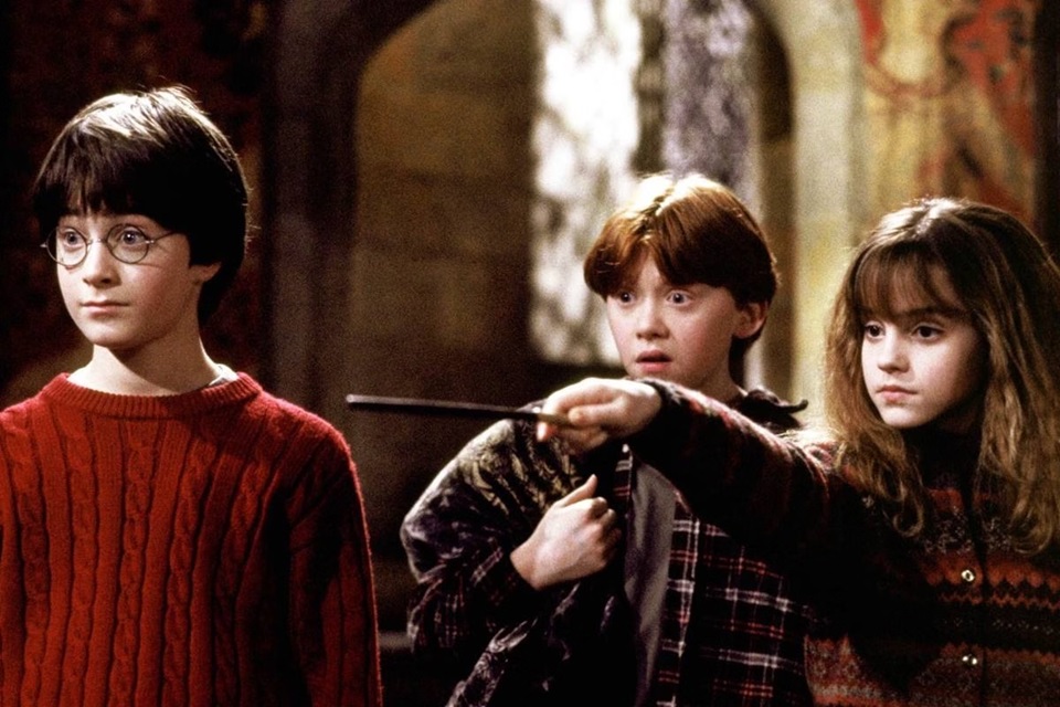 Nos filmes, Daniel Radcliffe, Rupert Grint e Emma Watson interpretaram o trio principal. 