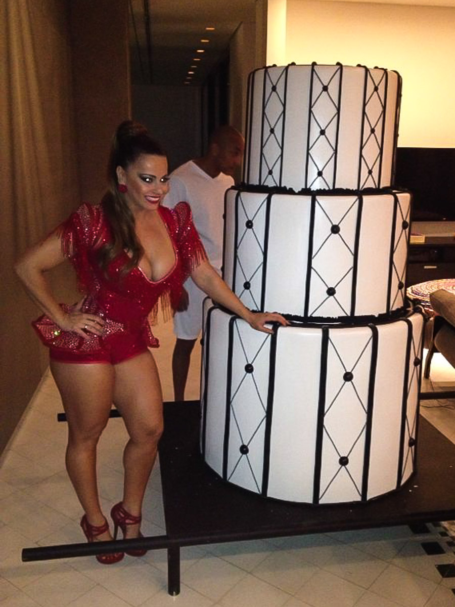 Viviane_Araujo_no_bolo-0687_1.jpg