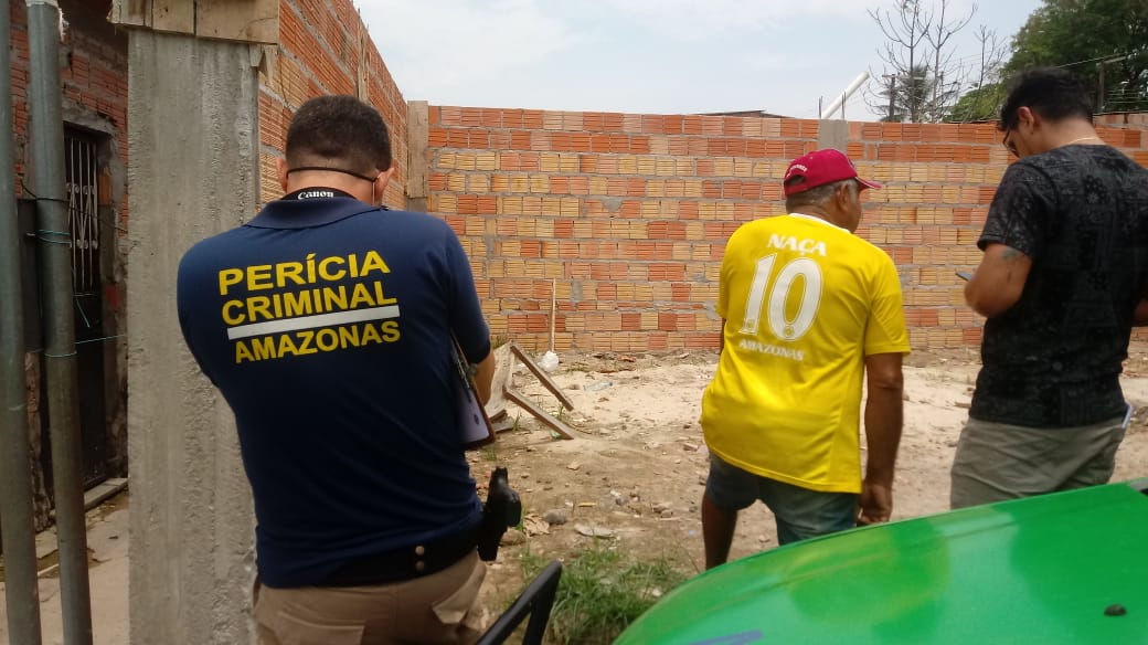 Crian&ccedil;a foi achada envolta na placenta