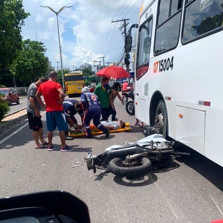Motociclista foi socorrido pelo Samu - Foto: Reprodu&ccedil;&atilde;o/ Tr&acirc;nsito Manaus
