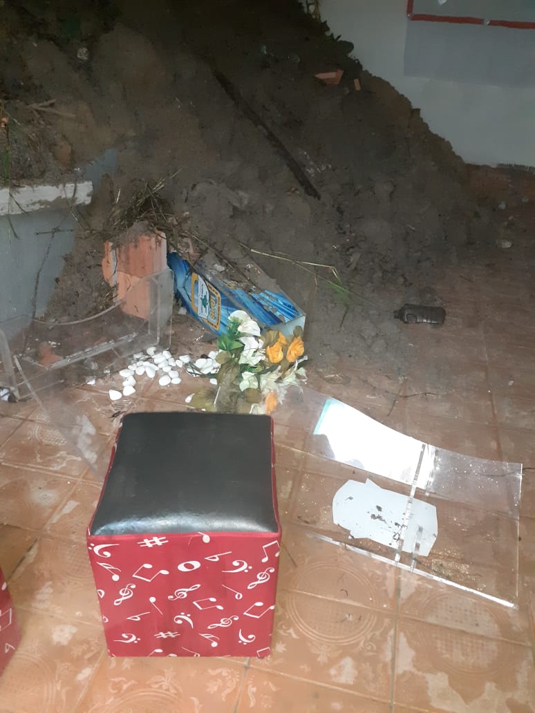 Desmoronamento durante forte chuva em Manaus - Foto: Divulga&ccedil;&atilde;o/ Defesa Civil