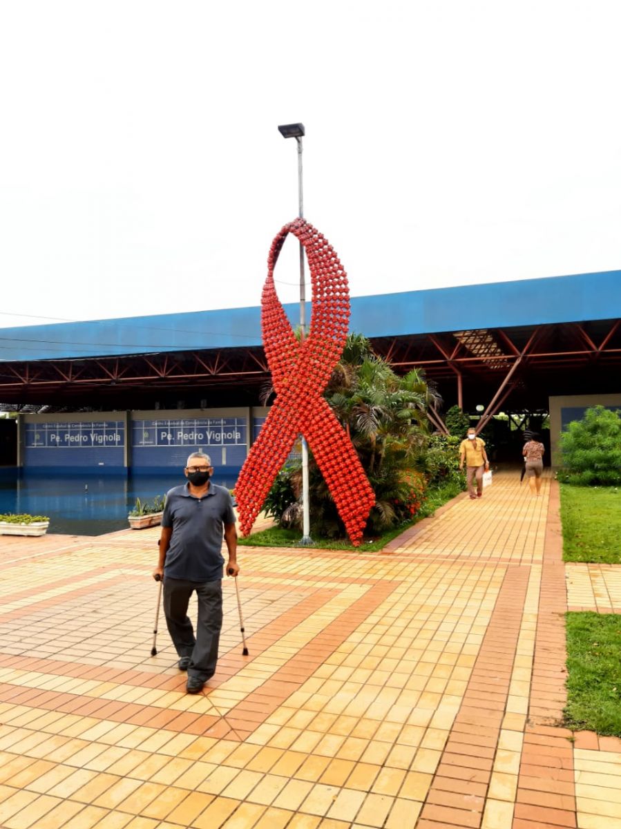 Idosos ficam em p&eacute; mesmo tendo dificuldade de locomo&ccedil;&atilde;o - Foto: Divulga&ccedil;&atilde;o