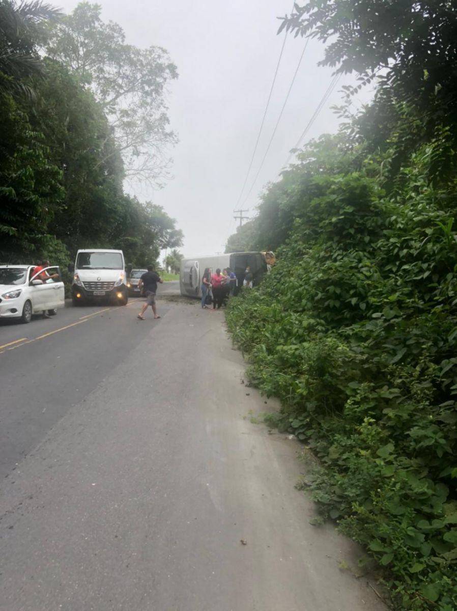 &Ocirc;nibus capotou na AM-010 - Foto: Divulga&ccedil;&atilde;o