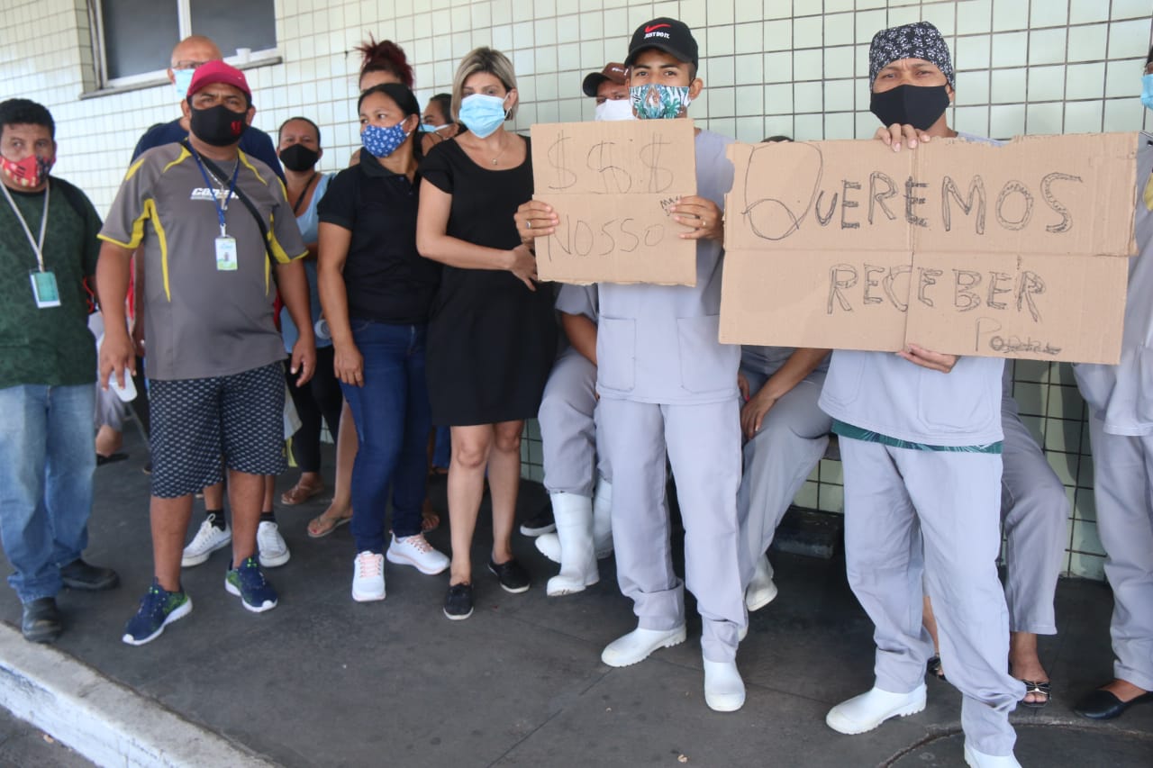 Trabalhadores protestam contra sal&aacute;rios atrasados em Manaus - Foto: Jander Robson/ Portal do Holanda