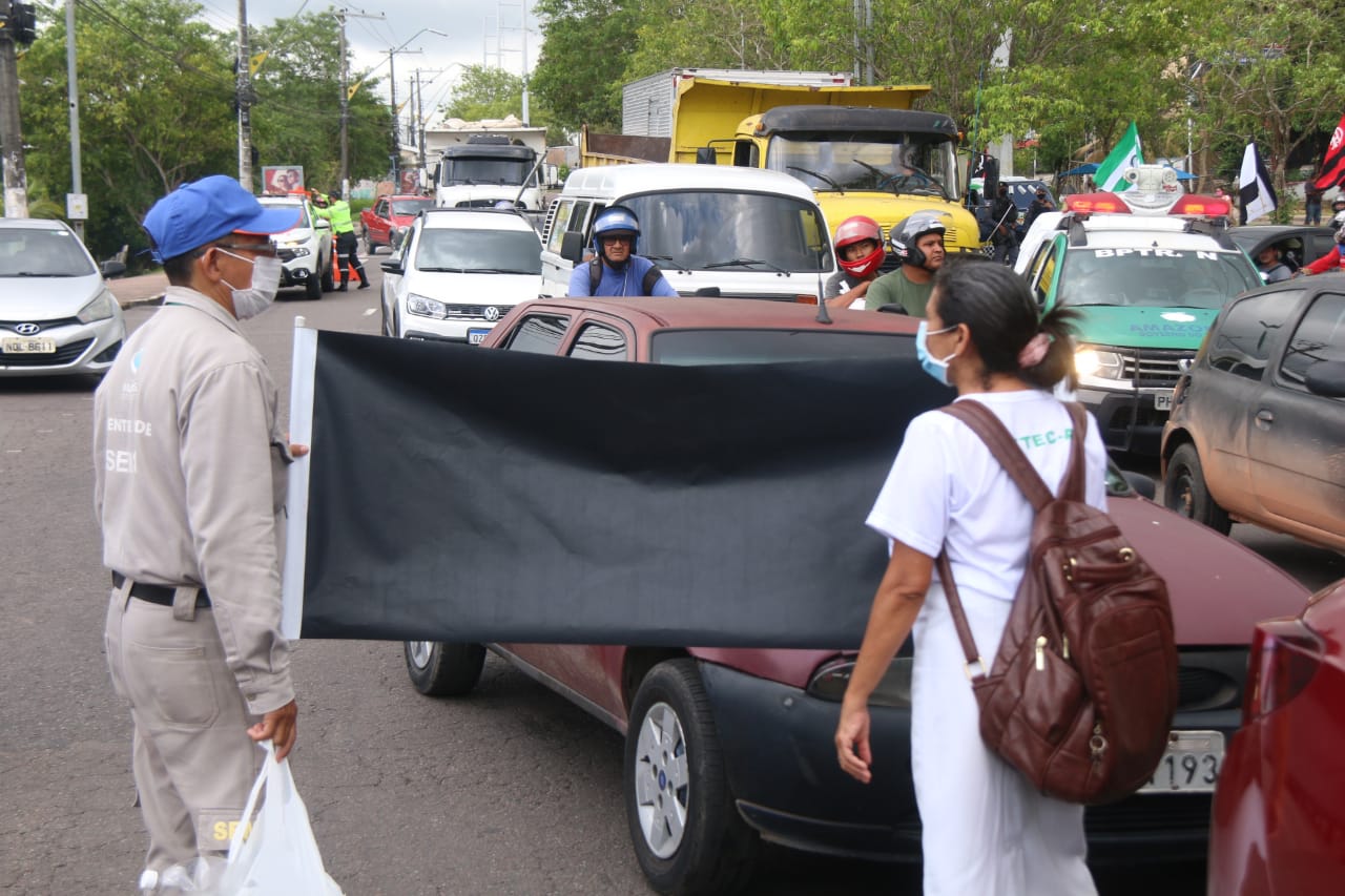 Grupo protesta em frente &agrave; sede do Governo do AM - Foto: Jander Robson/ Portal do Holanda