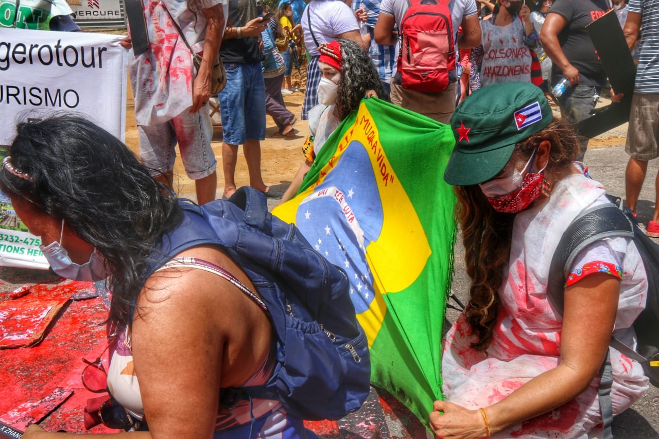 Manifestantes relembram mortes pela covid no AM - Foto: Jander Robson/Portal do Holanda