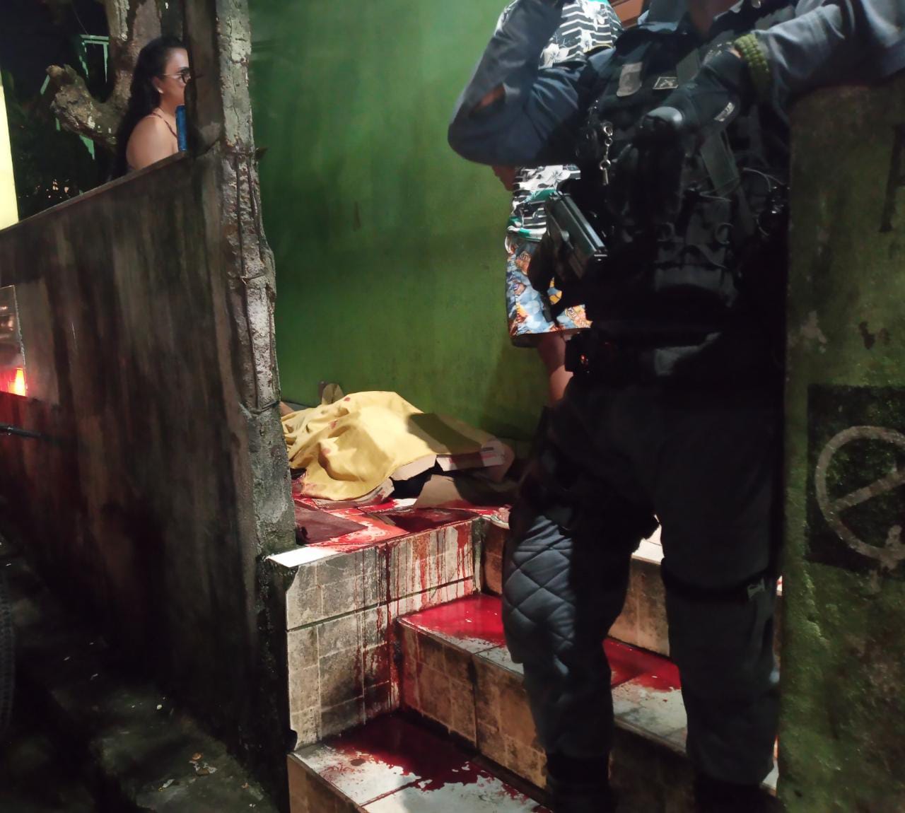 Local ficou lavado de sangue / Foto: Caio Guarllote / Portal do Holanda