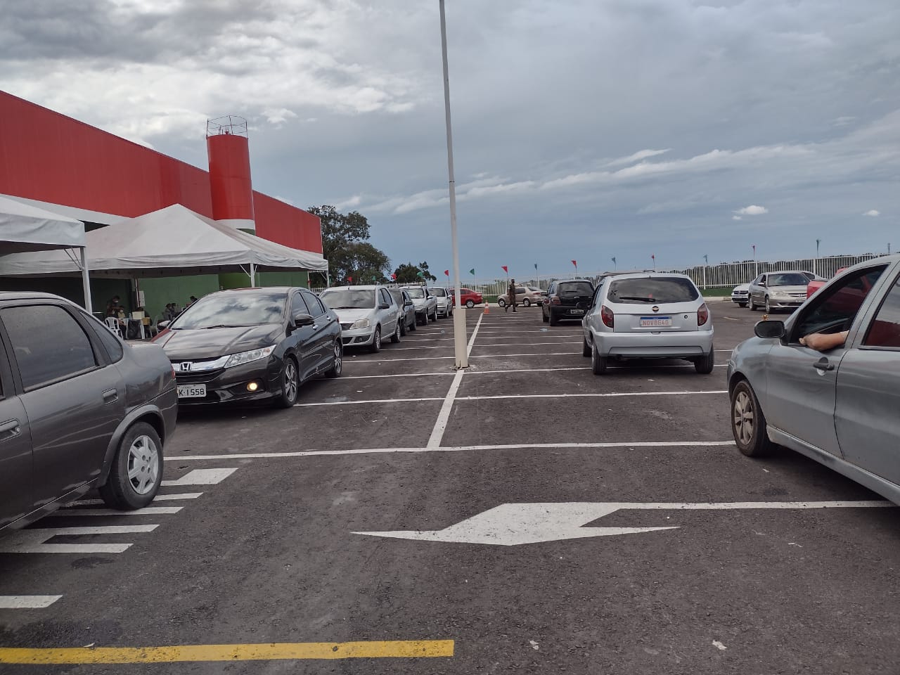 Fila de carros para vacina&ccedil;&atilde;o em Manaus - Foto: Caio Guarlotte/Portal do Holanda 