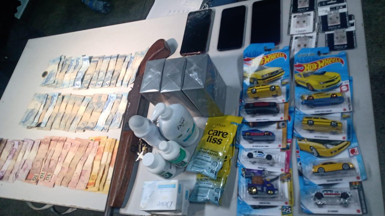 Produtos roubados pela dupla - Foto: Reprodu&ccedil;&atilde;o